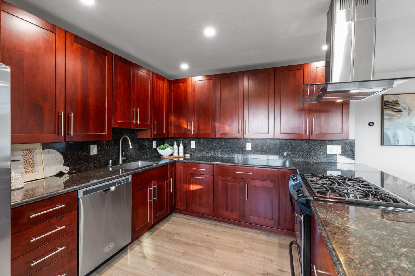 Detail Gallery Image 14 of 42 For 162 Coronado Ave, San Carlos,  CA 94070 - 5 Beds | 3 Baths