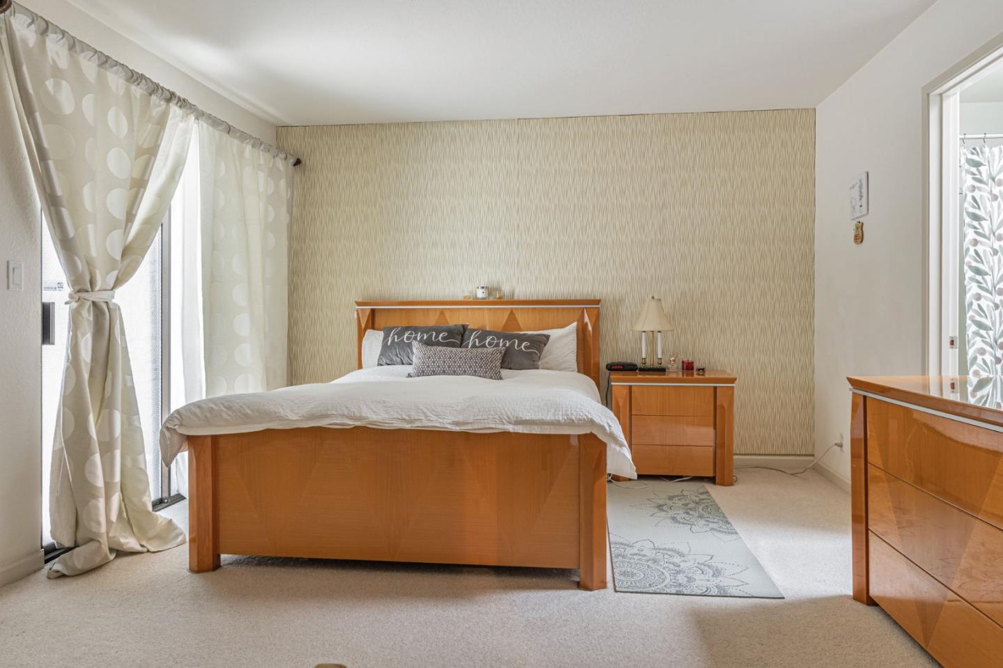 Detail Gallery Image 10 of 18 For 2411 Carlmont Dr #110,  Belmont,  CA 94002 - 3 Beds | 2/1 Baths
