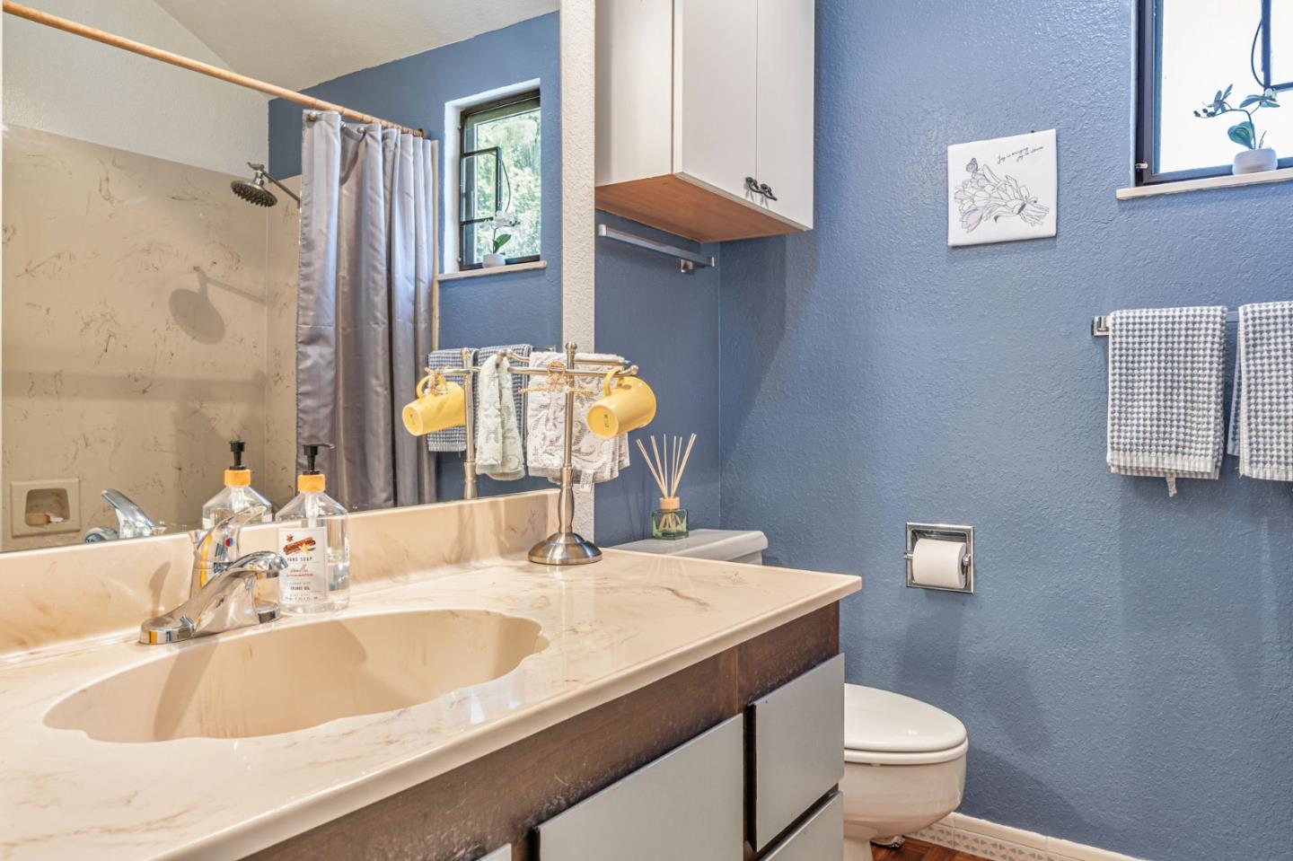 Detail Gallery Image 11 of 18 For 2411 Carlmont Dr #110,  Belmont,  CA 94002 - 3 Beds | 2/1 Baths