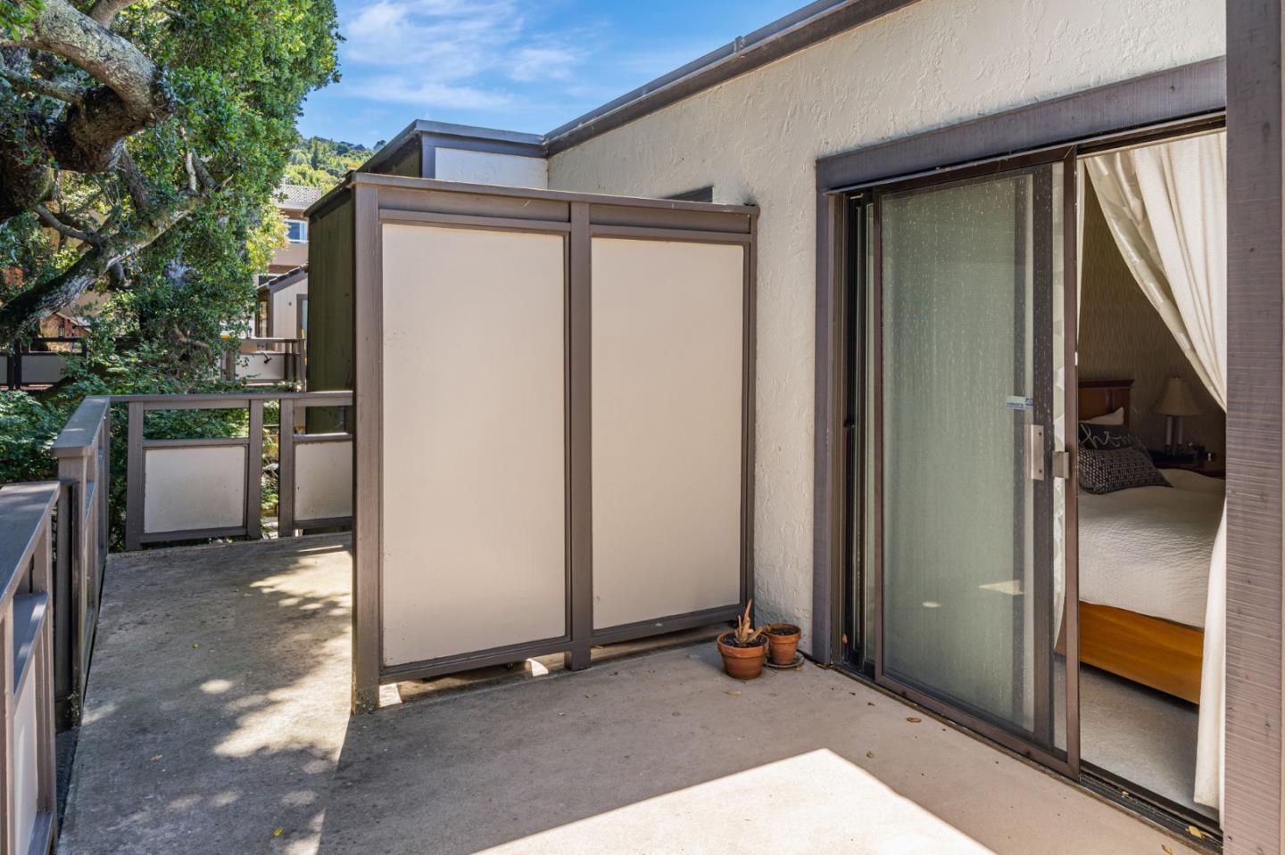 Detail Gallery Image 13 of 18 For 2411 Carlmont Dr #110,  Belmont,  CA 94002 - 3 Beds | 2/1 Baths