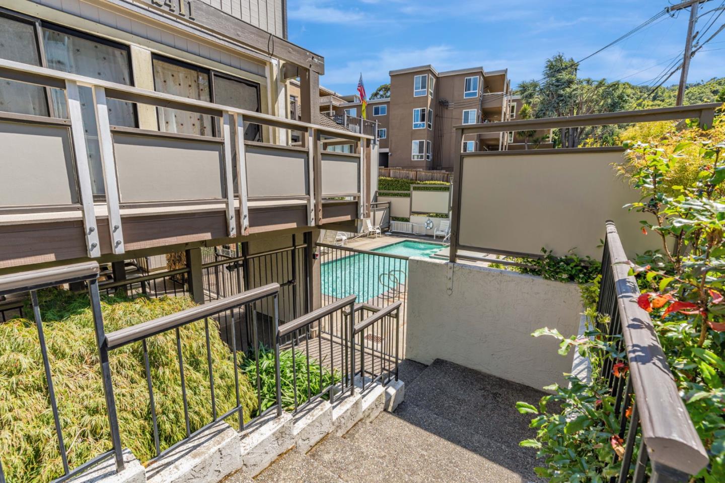 Detail Gallery Image 15 of 18 For 2411 Carlmont Dr #110,  Belmont,  CA 94002 - 3 Beds | 2/1 Baths