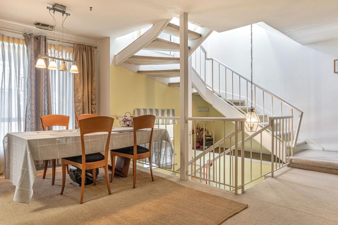 Detail Gallery Image 4 of 18 For 2411 Carlmont Dr #110,  Belmont,  CA 94002 - 3 Beds | 2/1 Baths