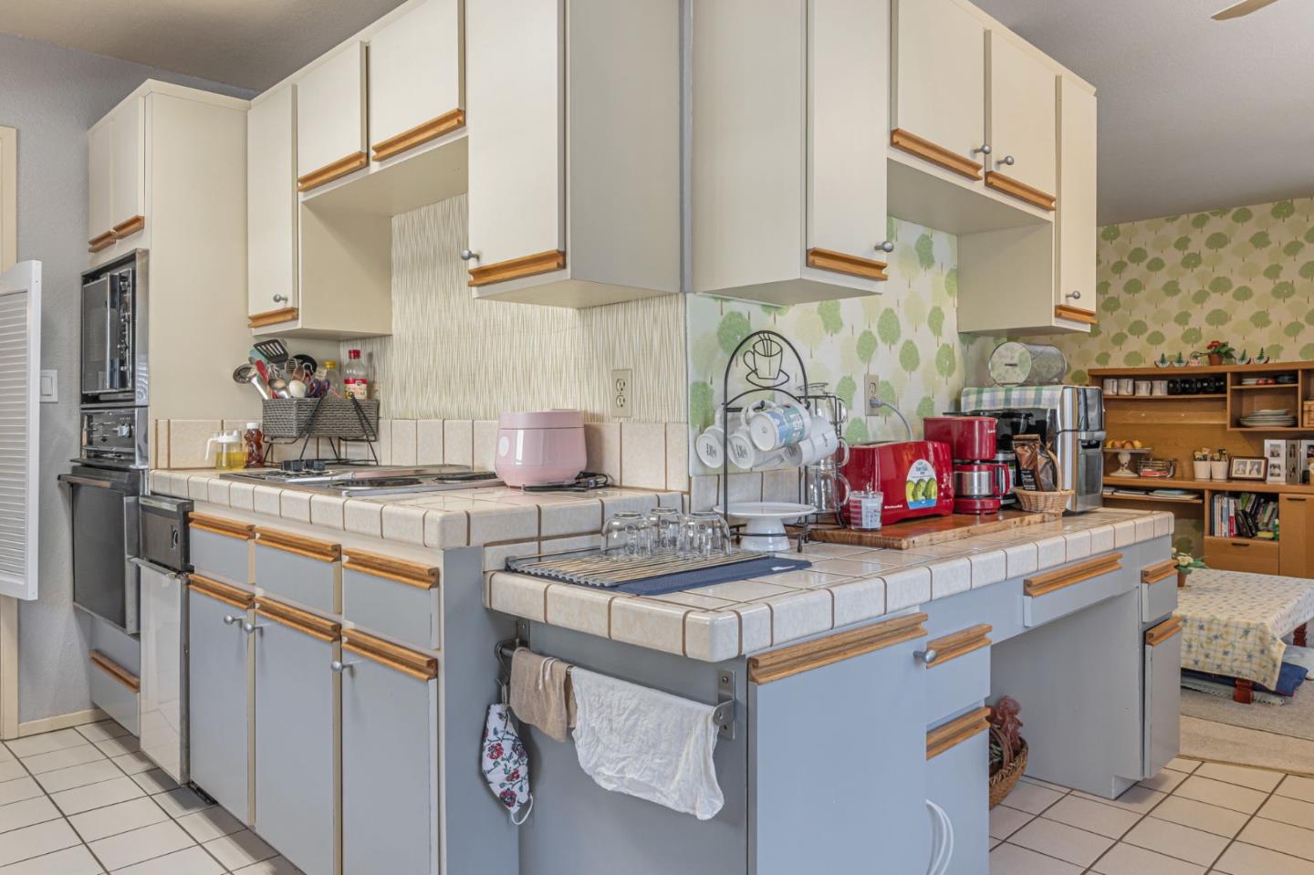 Detail Gallery Image 6 of 18 For 2411 Carlmont Dr #110,  Belmont,  CA 94002 - 3 Beds | 2/1 Baths