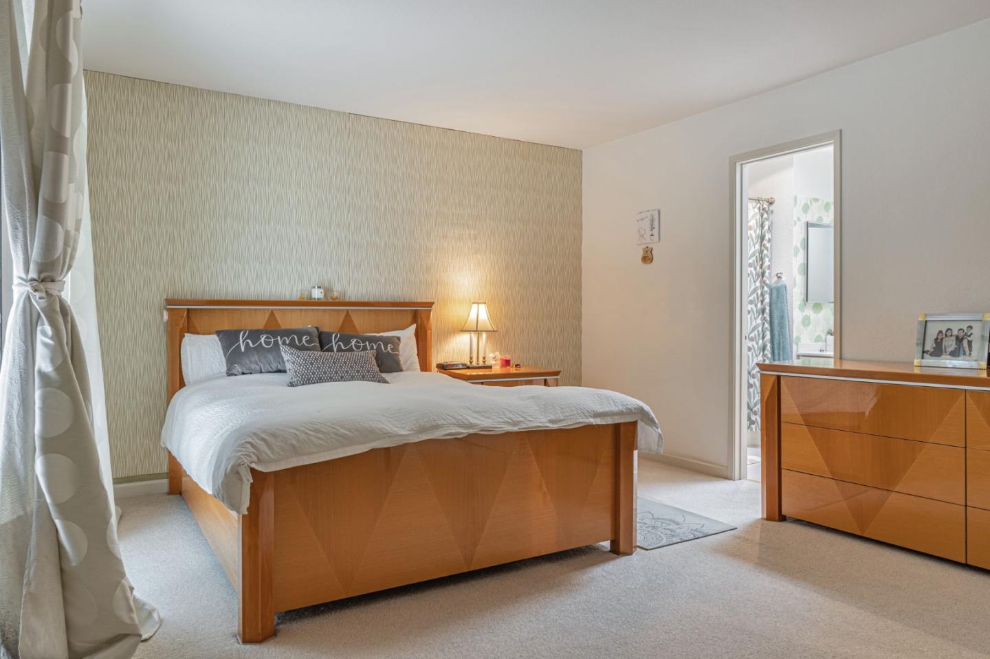 Detail Gallery Image 9 of 18 For 2411 Carlmont Dr #110,  Belmont,  CA 94002 - 3 Beds | 2/1 Baths