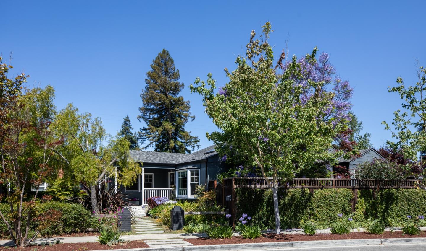 Detail Gallery Image 2 of 27 For 539 Bay Rd, Menlo Park,  CA 94025 - 3 Beds | 2 Baths
