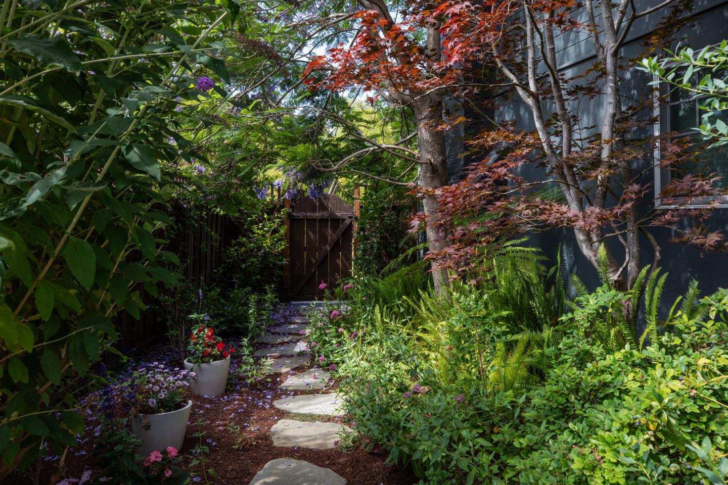 Detail Gallery Image 22 of 27 For 539 Bay Rd, Menlo Park,  CA 94025 - 3 Beds | 2 Baths
