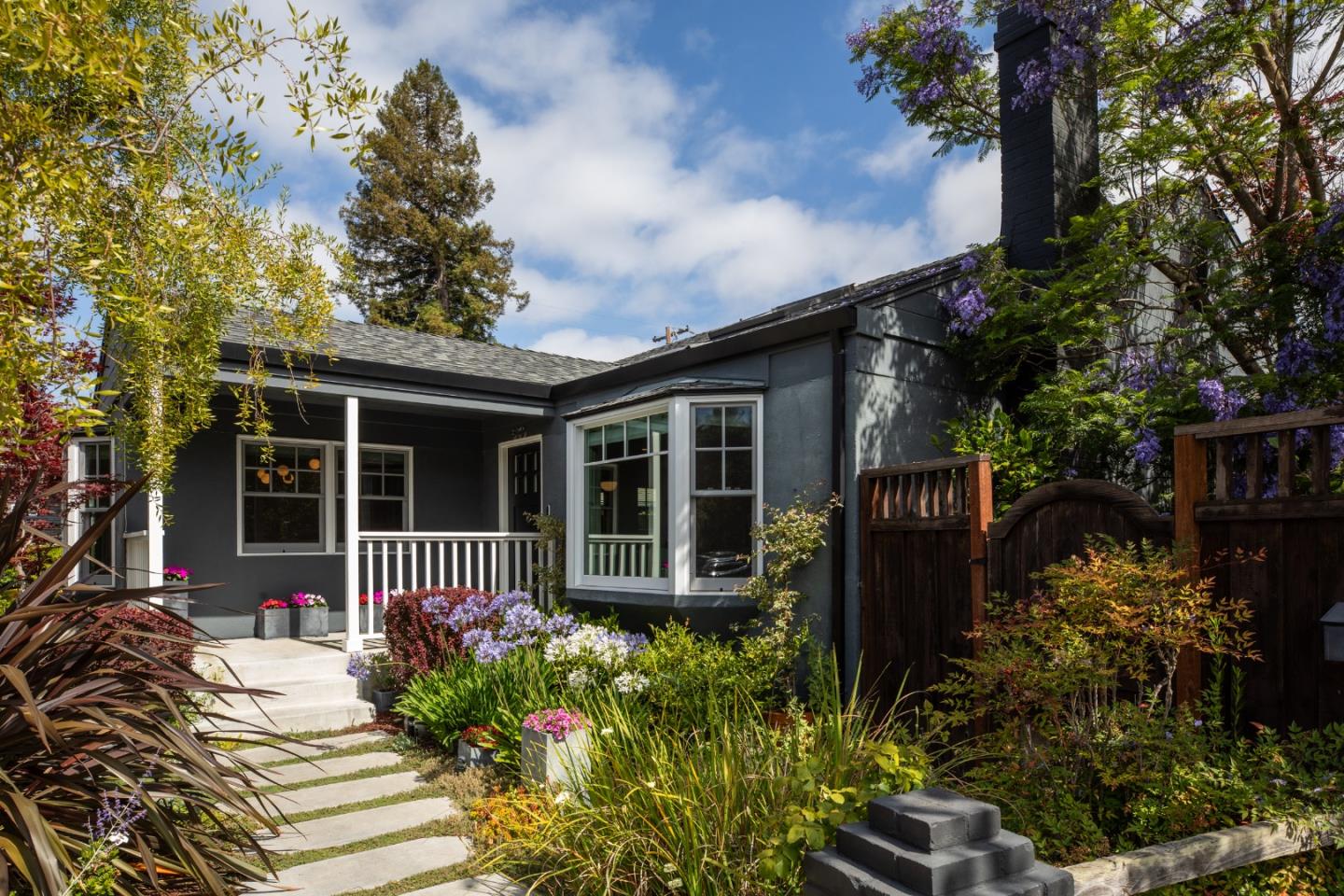 Detail Gallery Image 3 of 27 For 539 Bay Rd, Menlo Park,  CA 94025 - 3 Beds | 2 Baths