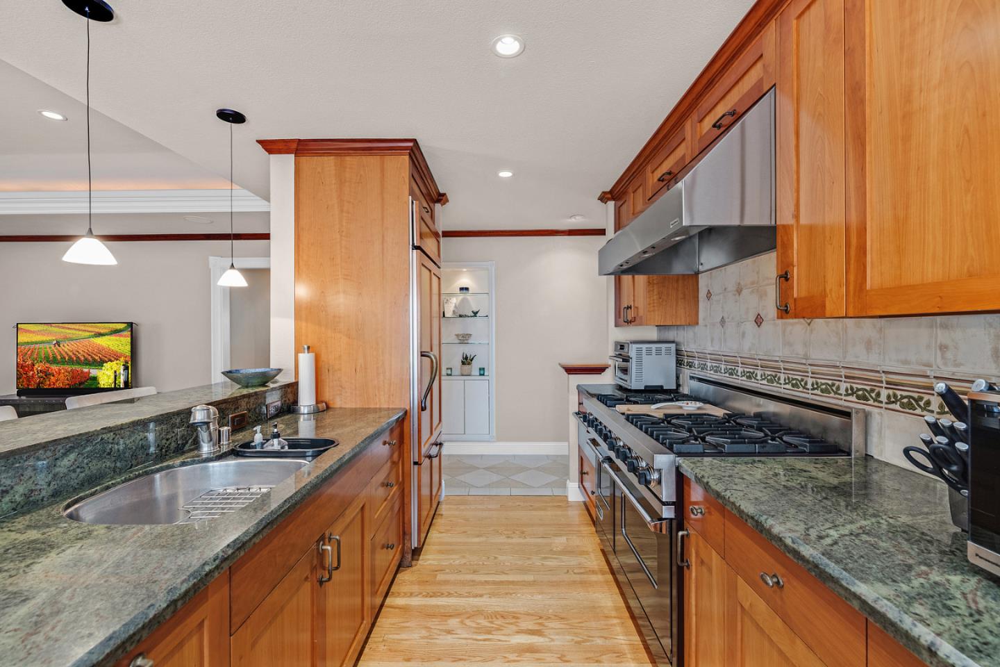 Detail Gallery Image 8 of 25 For 720 Almond Ave, South San Francisco,  CA 94080 - 4 Beds | 2 Baths