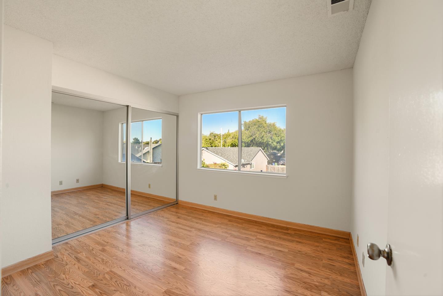 Detail Gallery Image 11 of 19 For 7886 Hermitage Ave, Newark,  CA 94560 - 5 Beds | 3/1 Baths