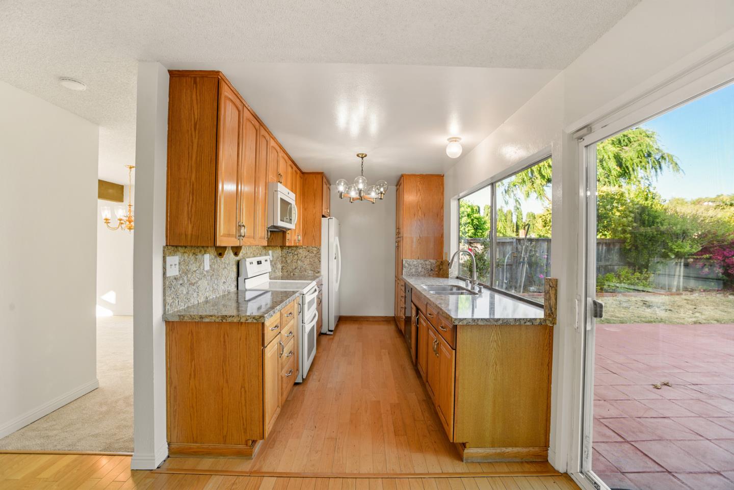 Detail Gallery Image 4 of 19 For 7886 Hermitage Ave, Newark,  CA 94560 - 5 Beds | 3/1 Baths