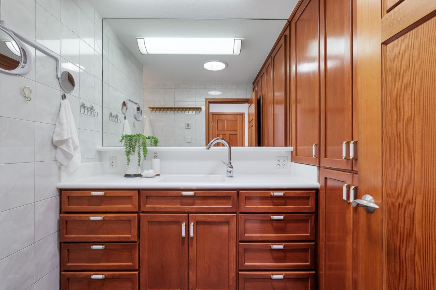 Detail Gallery Image 13 of 33 For 3160 Louis Rd, Palo Alto,  CA 94303 - 6 Beds | 5/1 Baths