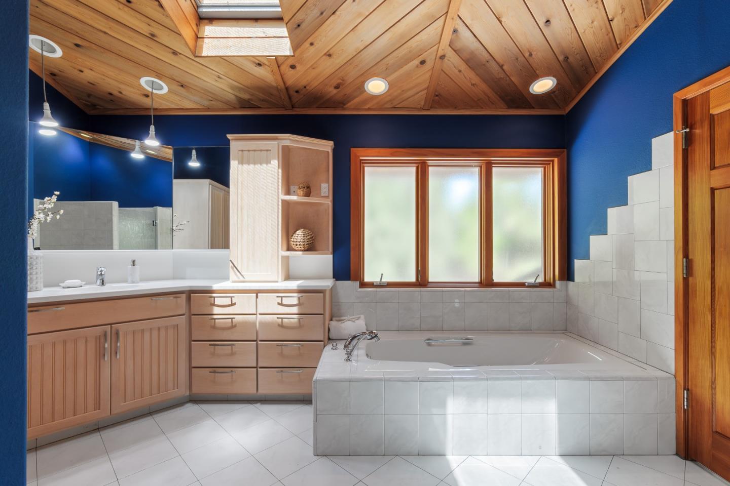 Detail Gallery Image 14 of 33 For 3160 Louis Rd, Palo Alto,  CA 94303 - 6 Beds | 5/1 Baths
