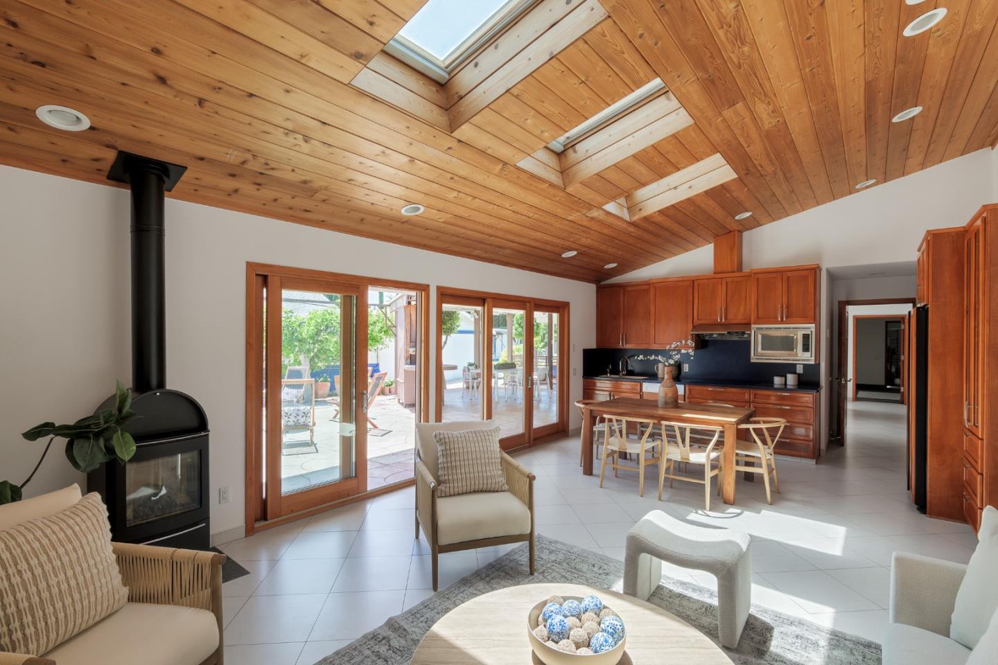 Detail Gallery Image 19 of 33 For 3160 Louis Rd, Palo Alto,  CA 94303 - 6 Beds | 5/1 Baths