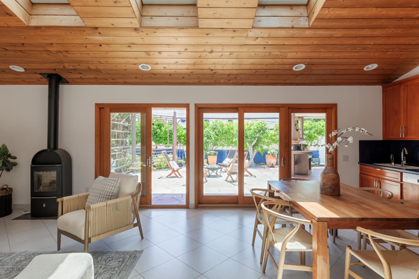 Detail Gallery Image 20 of 33 For 3160 Louis Rd, Palo Alto,  CA 94303 - 6 Beds | 5/1 Baths
