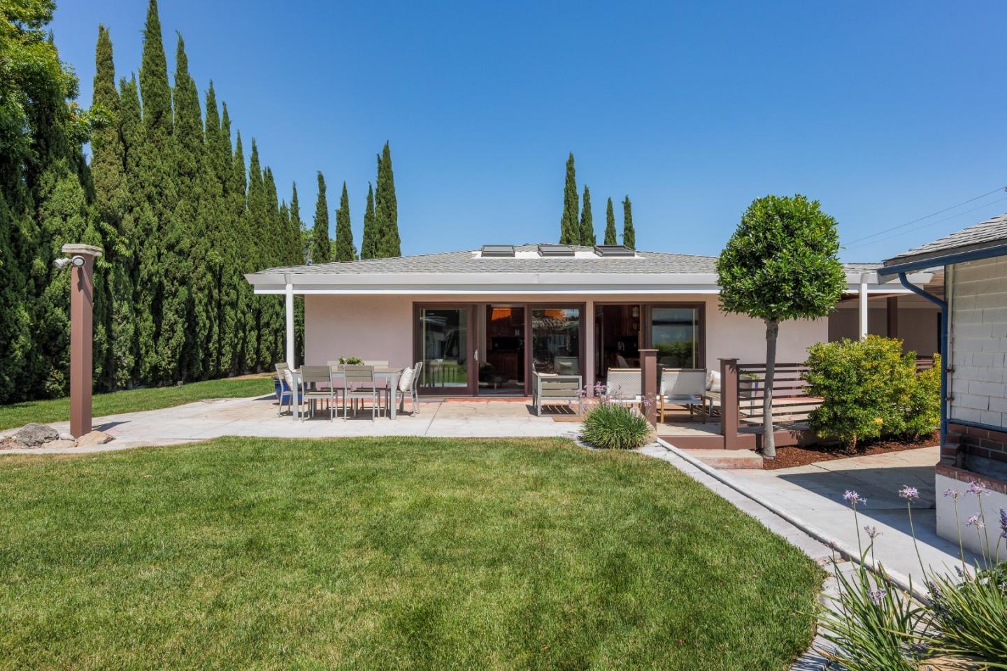 Detail Gallery Image 25 of 33 For 3160 Louis Rd, Palo Alto,  CA 94303 - 6 Beds | 5/1 Baths