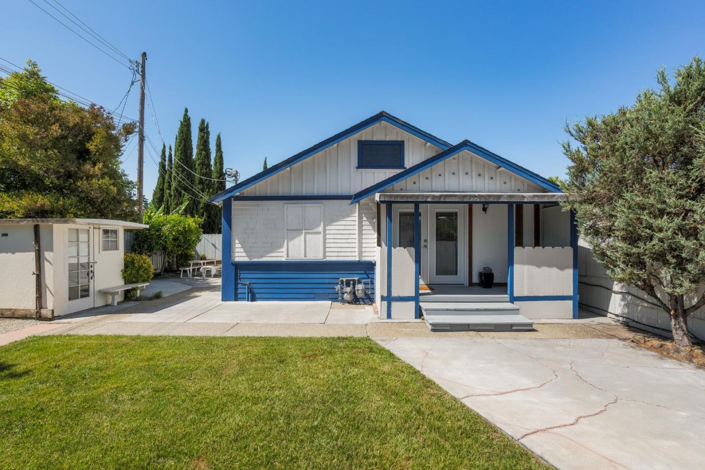 Detail Gallery Image 26 of 33 For 3160 Louis Rd, Palo Alto,  CA 94303 - 6 Beds | 5/1 Baths