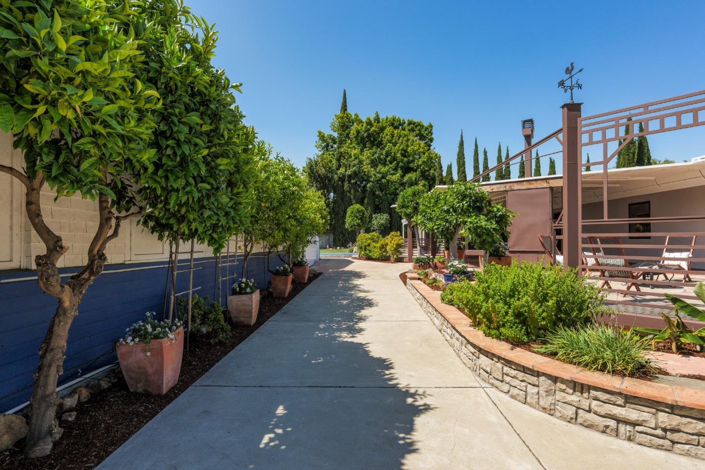 Detail Gallery Image 5 of 33 For 3160 Louis Rd, Palo Alto,  CA 94303 - 6 Beds | 5/1 Baths