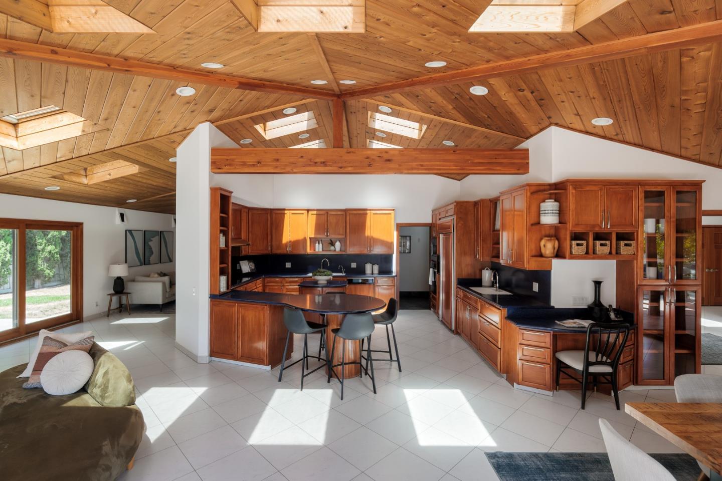 Detail Gallery Image 7 of 33 For 3160 Louis Rd, Palo Alto,  CA 94303 - 6 Beds | 5/1 Baths