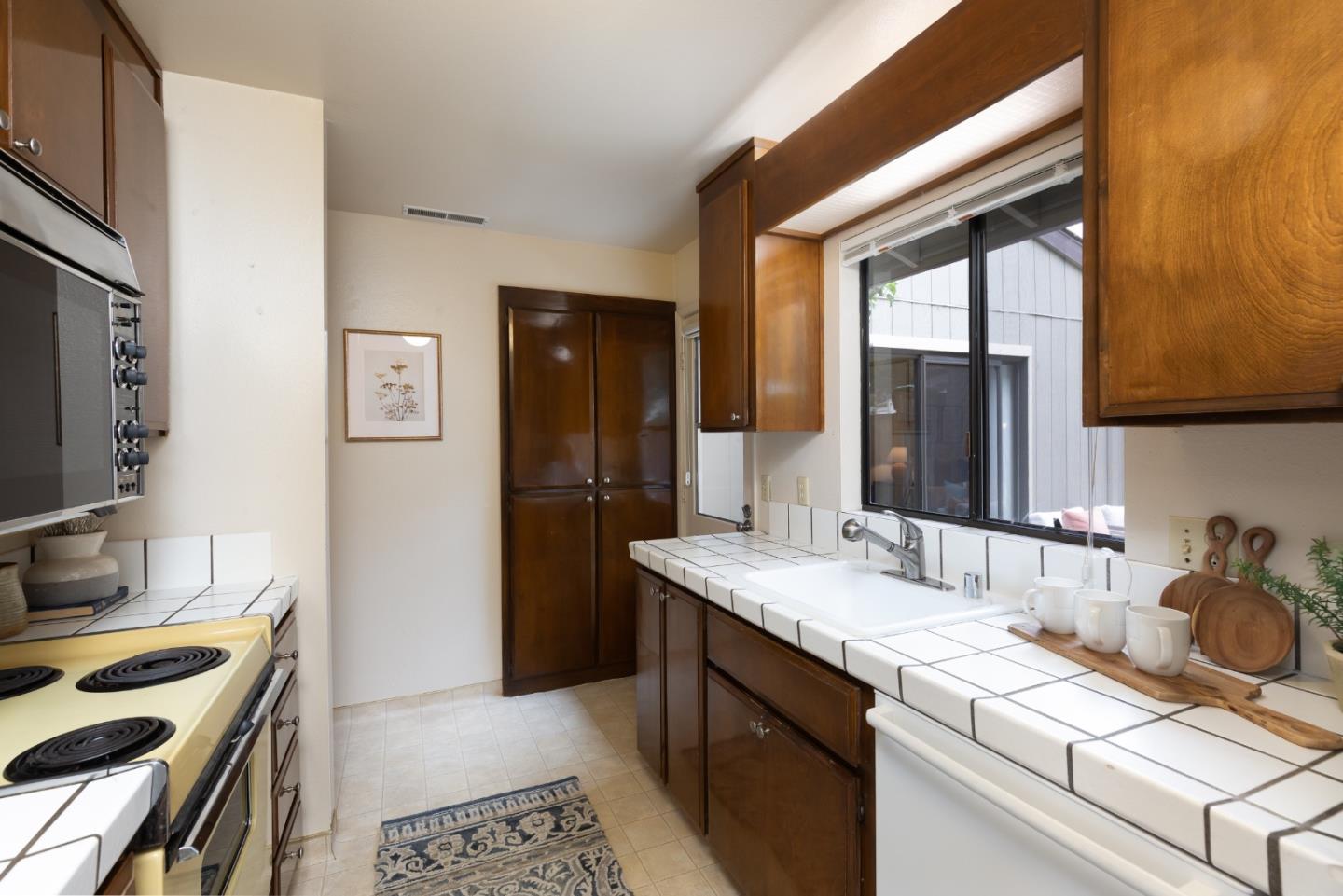 Detail Gallery Image 12 of 23 For 710 Redwood Ln, Pacific Grove,  CA 93950 - 2 Beds | 2 Baths