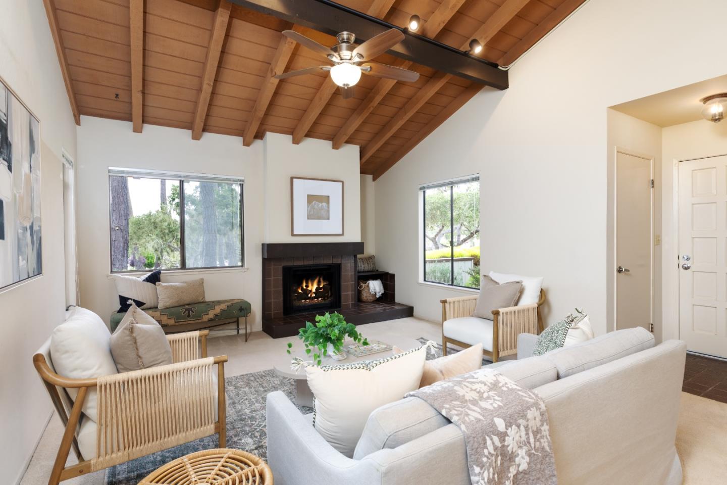 Detail Gallery Image 4 of 23 For 710 Redwood Ln, Pacific Grove,  CA 93950 - 2 Beds | 2 Baths