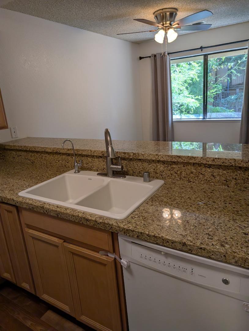 Detail Gallery Image 4 of 6 For 5696 Makati Cir #G,  San Jose,  CA 95123 - 2 Beds | 2 Baths