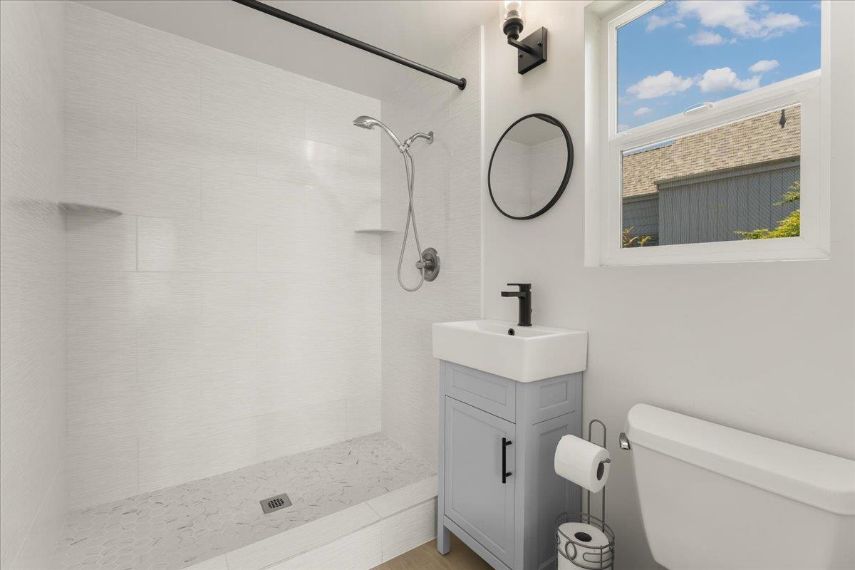 Detail Gallery Image 11 of 22 For 1139 Walk Circle, Santa Cruz,  CA 95060 - 2 Beds | 2 Baths