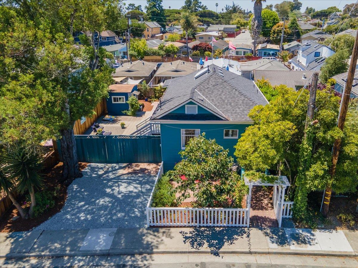 Detail Gallery Image 2 of 22 For 1139 Walk Circle, Santa Cruz,  CA 95060 - 2 Beds | 2 Baths