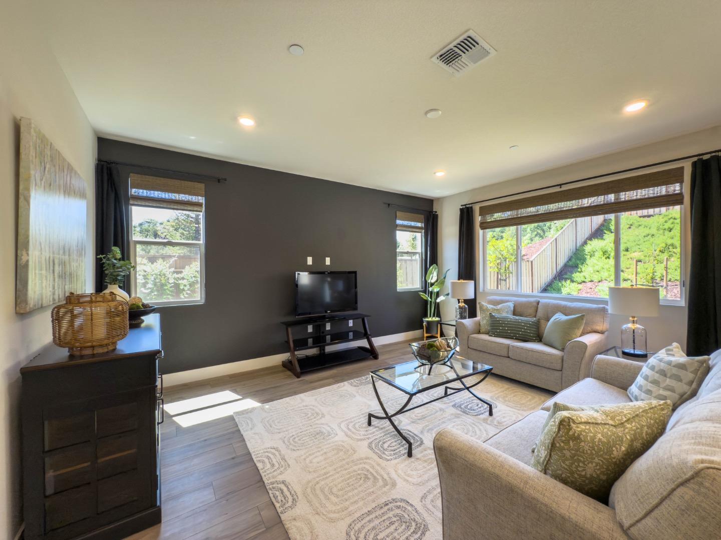 Detail Gallery Image 13 of 53 For 2581 Haybale St, Gilroy,  CA 95020 - 4 Beds | 3 Baths