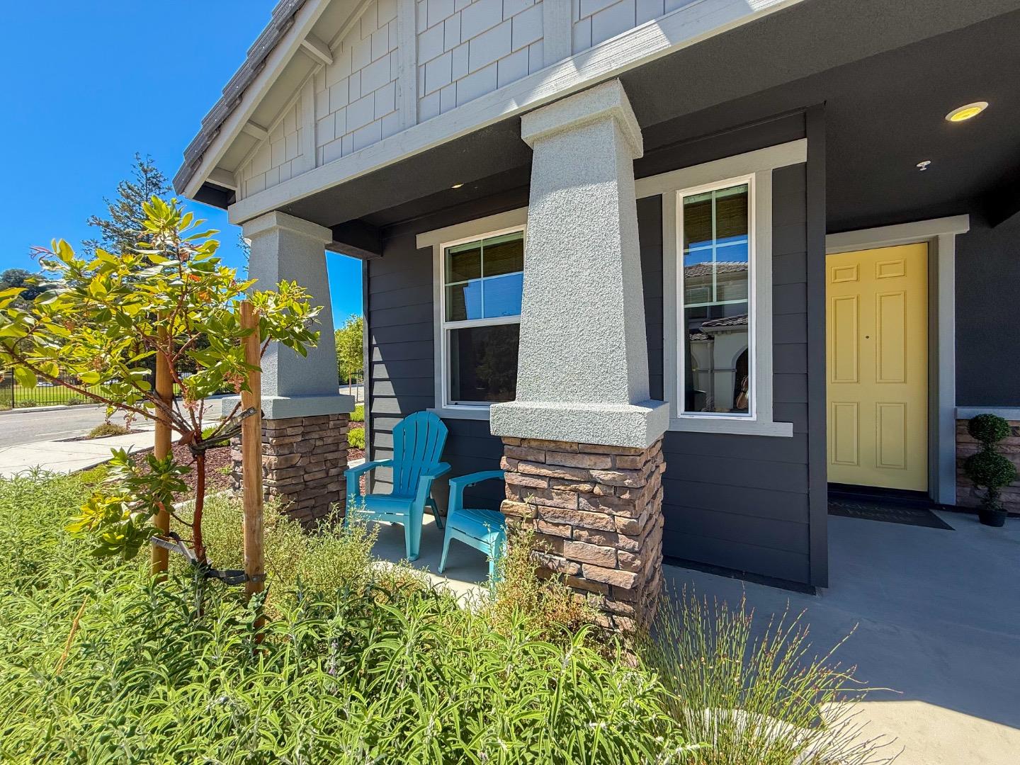 Detail Gallery Image 4 of 53 For 2581 Haybale St, Gilroy,  CA 95020 - 4 Beds | 3 Baths