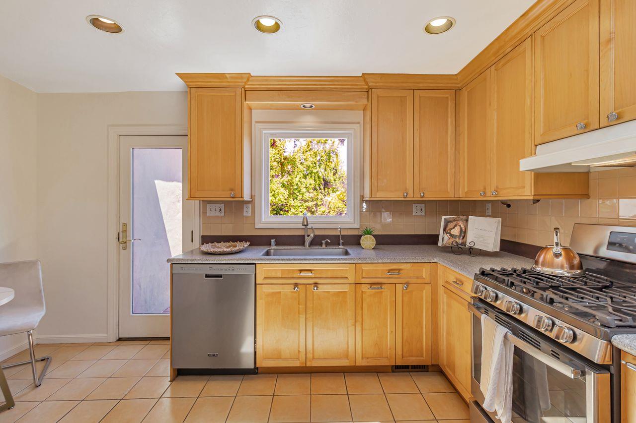 Detail Gallery Image 17 of 42 For 2534 Howard Ave, San Carlos,  CA 94070 - 2 Beds | 2 Baths