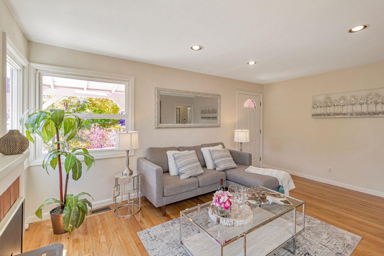 Detail Gallery Image 3 of 42 For 2534 Howard Ave, San Carlos,  CA 94070 - 2 Beds | 2 Baths