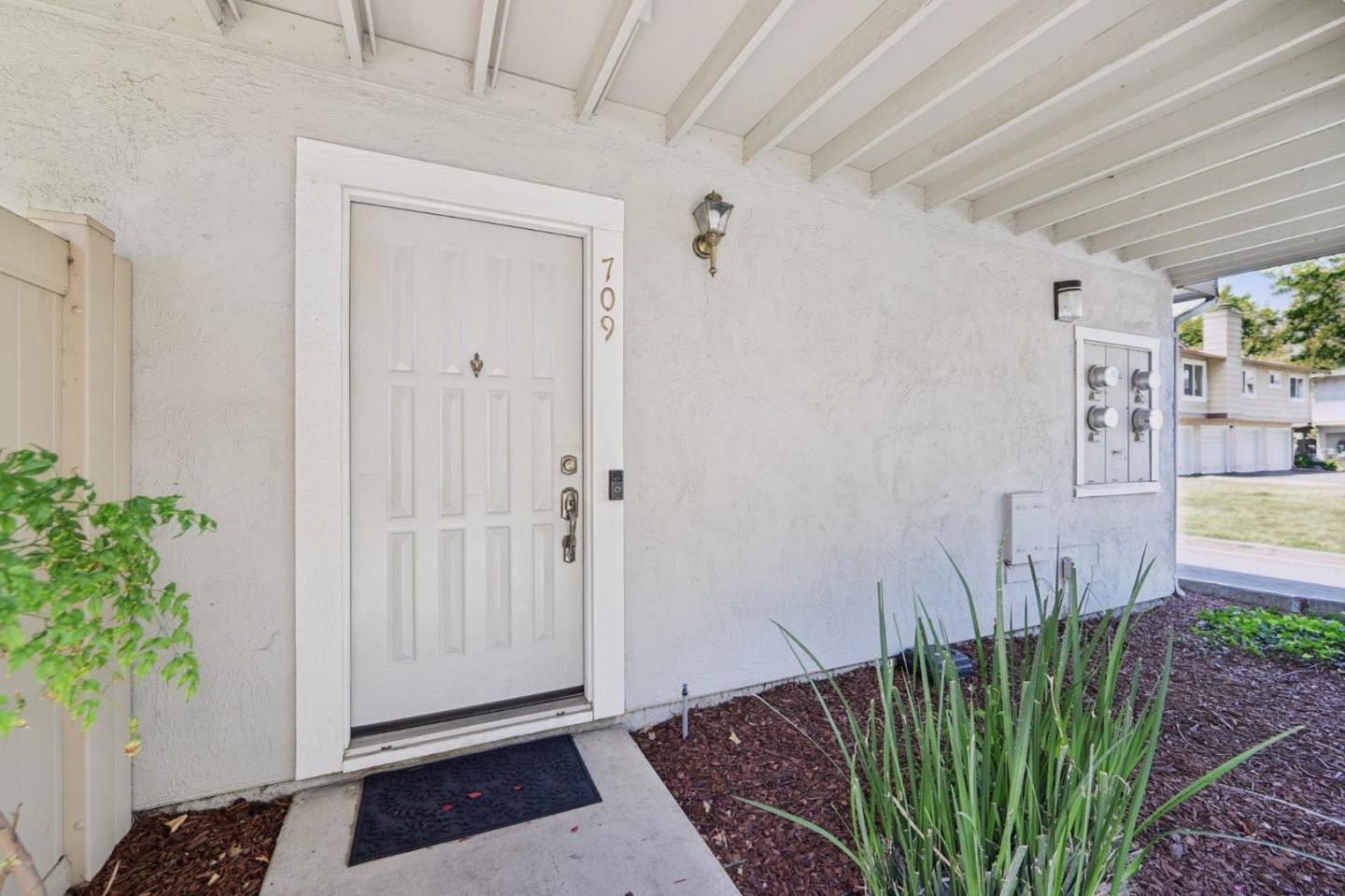 Detail Gallery Image 2 of 29 For 709 Whitewater Ct, San Jose,  CA 95133 - 3 Beds | 2 Baths