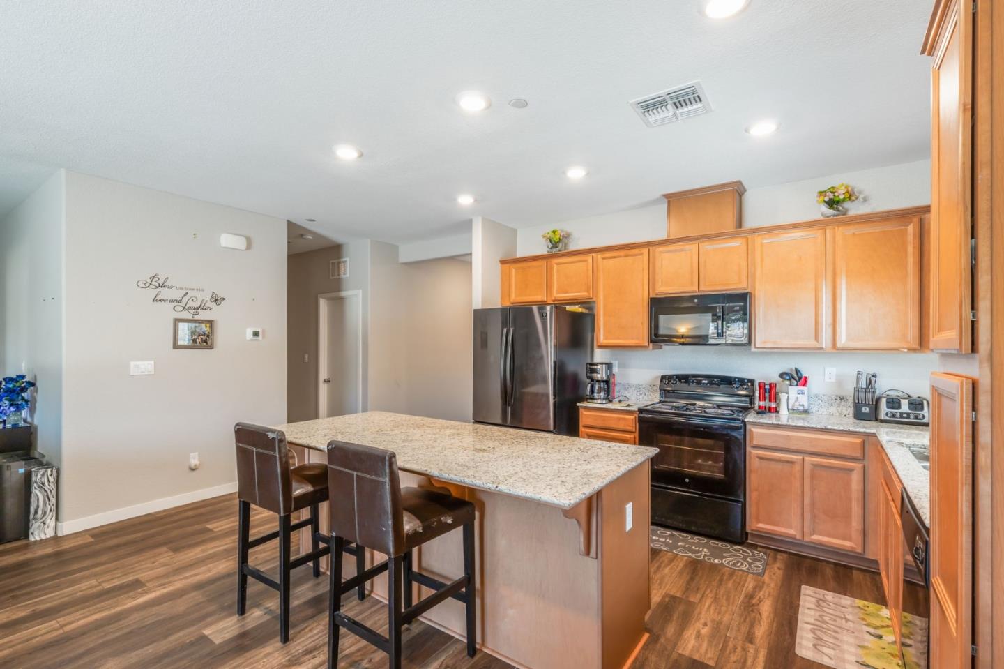 Detail Gallery Image 3 of 23 For 2066 Greenbriar Dr #2066,  Los Banos,  CA 93635 - 4 Beds | 3 Baths