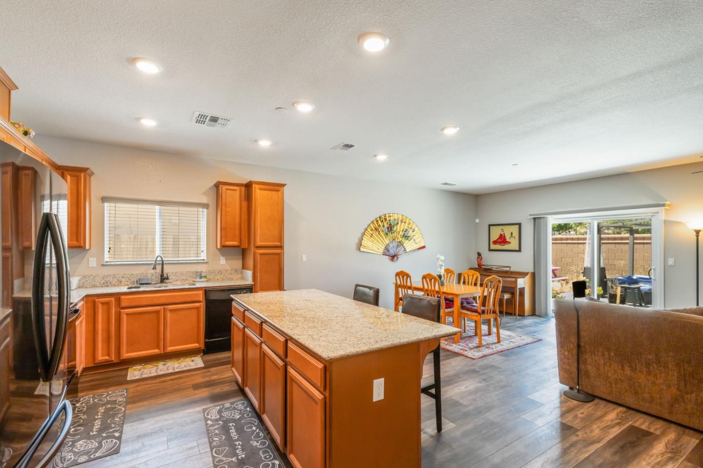 Detail Gallery Image 4 of 23 For 2066 Greenbriar Dr #2066,  Los Banos,  CA 93635 - 4 Beds | 3 Baths