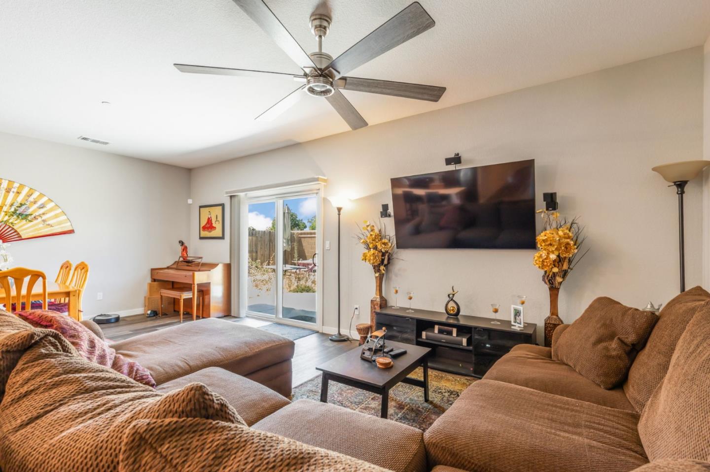 Detail Gallery Image 9 of 23 For 2066 Greenbriar Dr #2066,  Los Banos,  CA 93635 - 4 Beds | 3 Baths