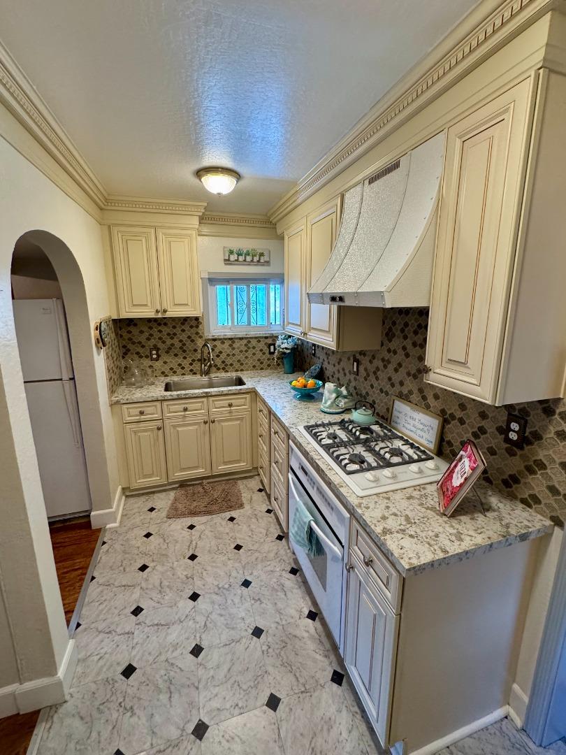Detail Gallery Image 2 of 41 For 2727 Blenheim Ave, Redwood City,  CA 94063 - 2 Beds | 1 Baths