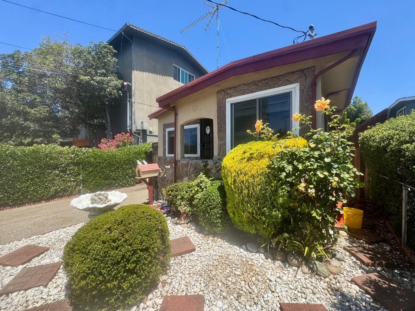 Detail Gallery Image 38 of 41 For 2727 Blenheim Ave, Redwood City,  CA 94063 - 2 Beds | 1 Baths