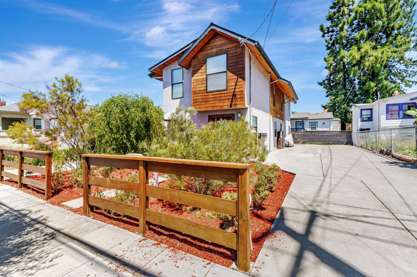 Detail Gallery Image 1 of 27 For 1022 61st St, Emeryville,  CA 94608 - 2 Beds | 1/1 Baths