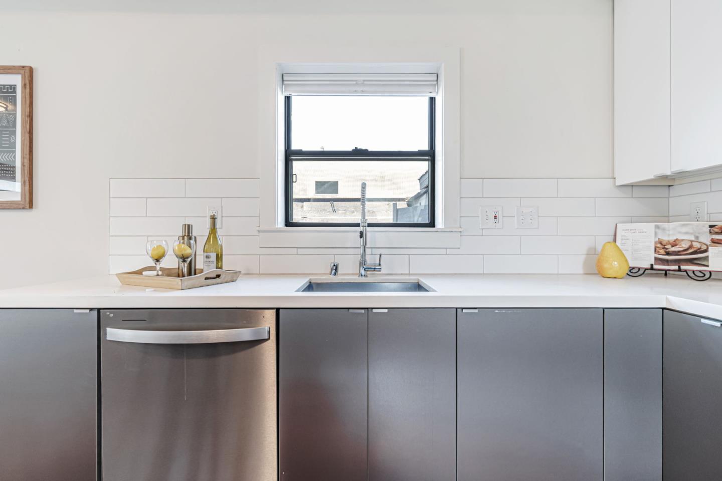 Detail Gallery Image 10 of 27 For 1022 61st St, Emeryville,  CA 94608 - 2 Beds | 1/1 Baths