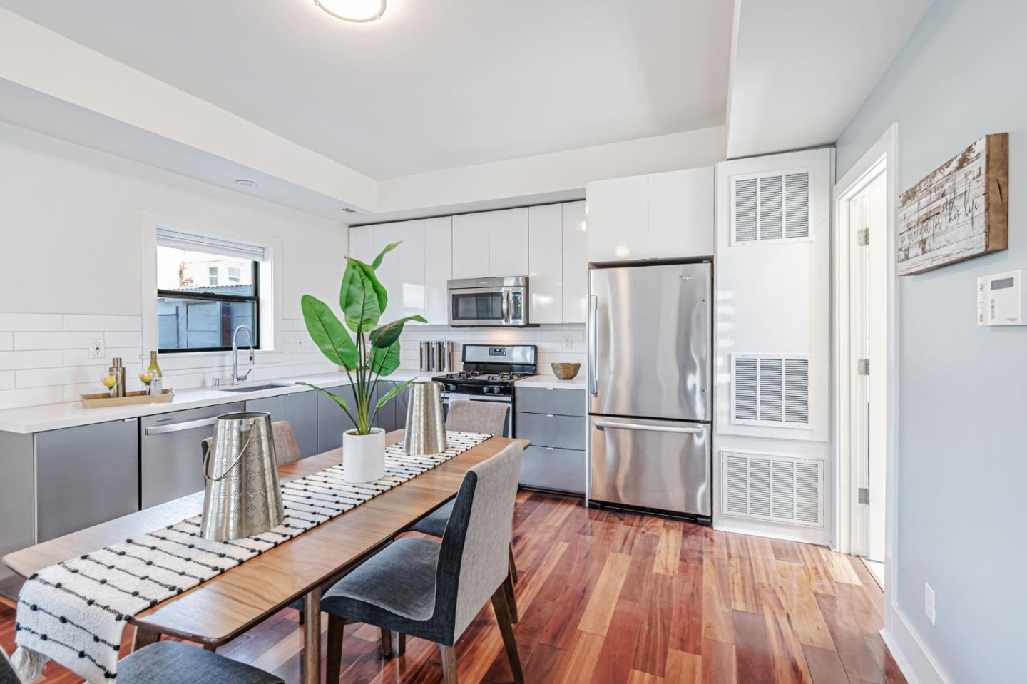 Detail Gallery Image 11 of 27 For 1022 61st St, Emeryville,  CA 94608 - 2 Beds | 1/1 Baths