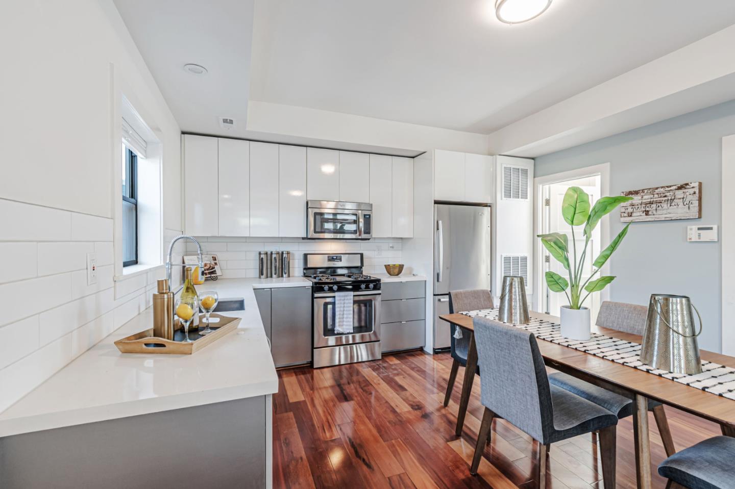 Detail Gallery Image 8 of 27 For 1022 61st St, Emeryville,  CA 94608 - 2 Beds | 1/1 Baths
