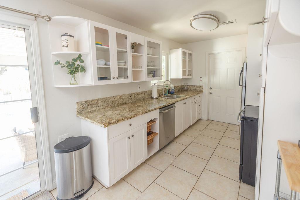Detail Gallery Image 5 of 29 For 4428 Santa Monica Ave, Sacramento,  CA 95824 - 3 Beds | 1 Baths