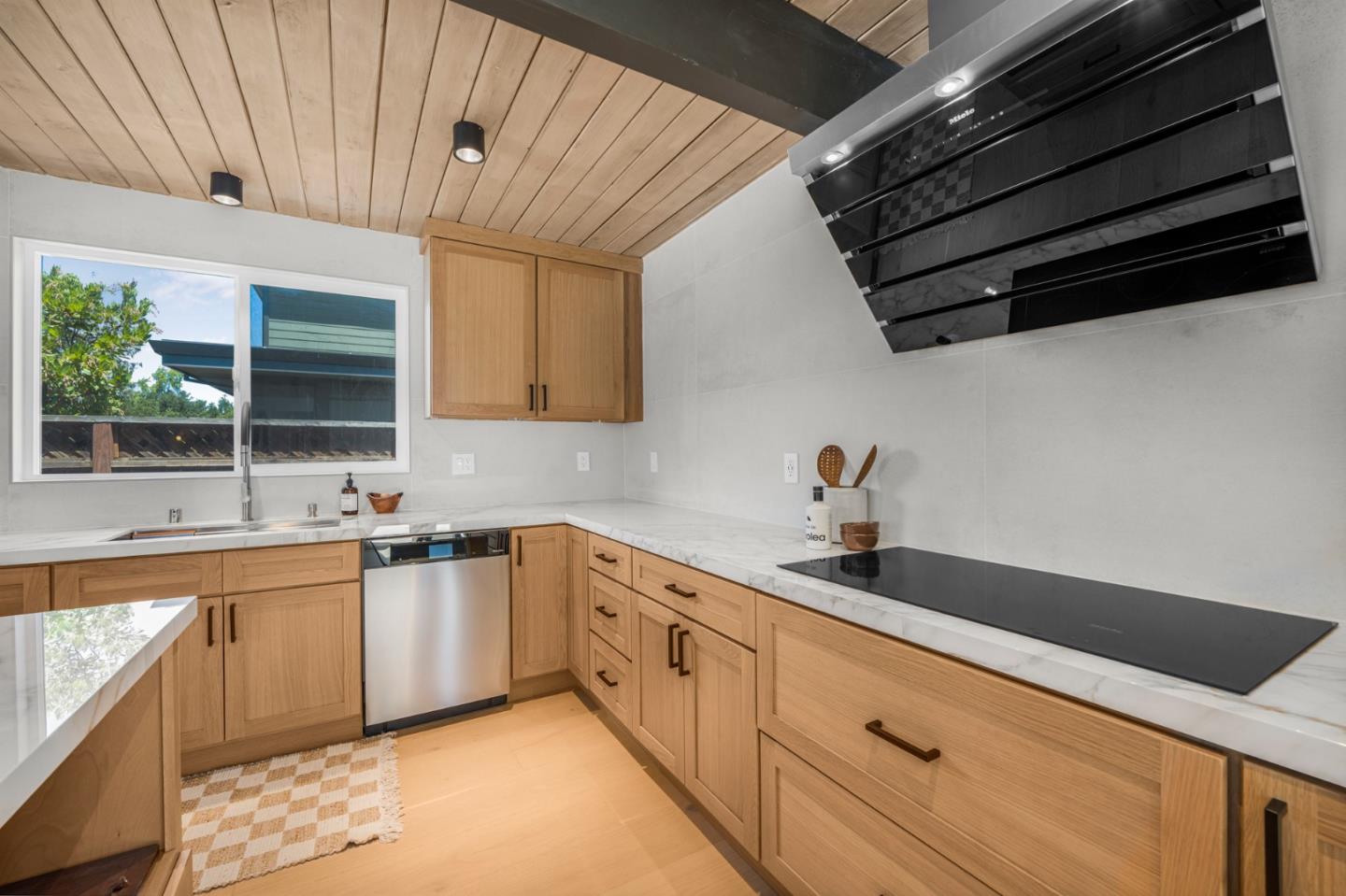 Detail Gallery Image 4 of 26 For 1111 E Homestead Rd, Sunnyvale,  CA 94087 - 4 Beds | 2/1 Baths