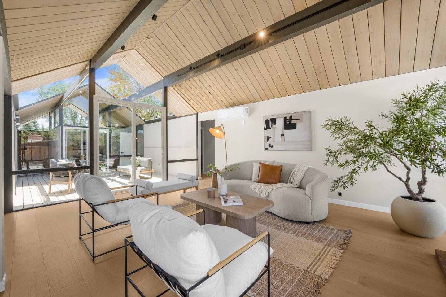 Detail Gallery Image 7 of 26 For 1111 E Homestead Rd, Sunnyvale,  CA 94087 - 4 Beds | 2/1 Baths