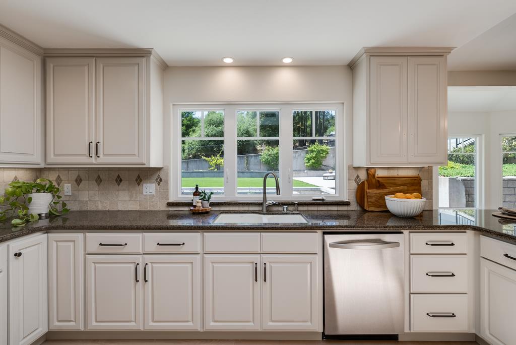 Detail Gallery Image 13 of 49 For 121 Day Valley Ln, Aptos,  CA 95003 - 3 Beds | 3/1 Baths