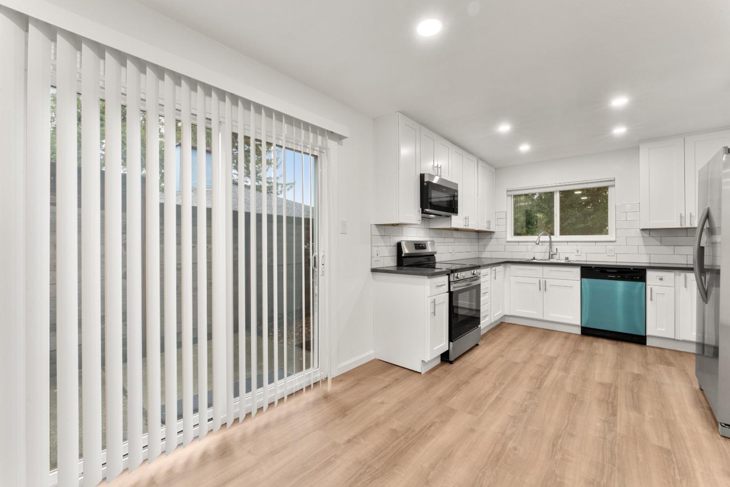 Detail Gallery Image 3 of 36 For 17-25 Devonshire Blvd, San Carlos,  CA 94070 - – Beds | – Baths