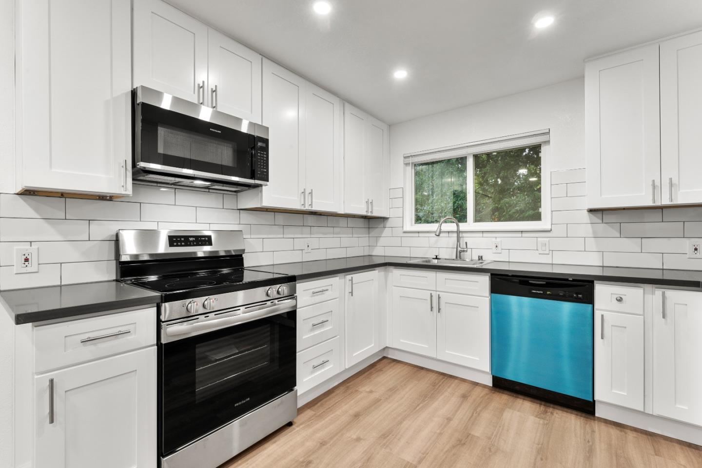 Detail Gallery Image 4 of 36 For 17-25 Devonshire Blvd, San Carlos,  CA 94070 - – Beds | – Baths