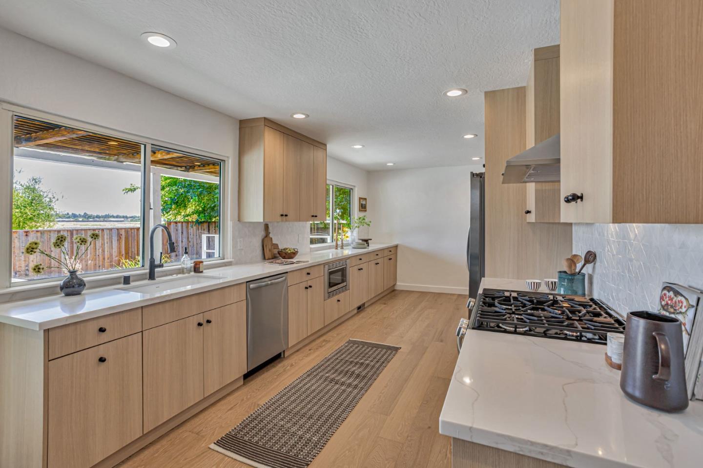 Detail Gallery Image 17 of 77 For 4852 Birmingham Dr, San Jose,  CA 95136 - 4 Beds | 2/1 Baths