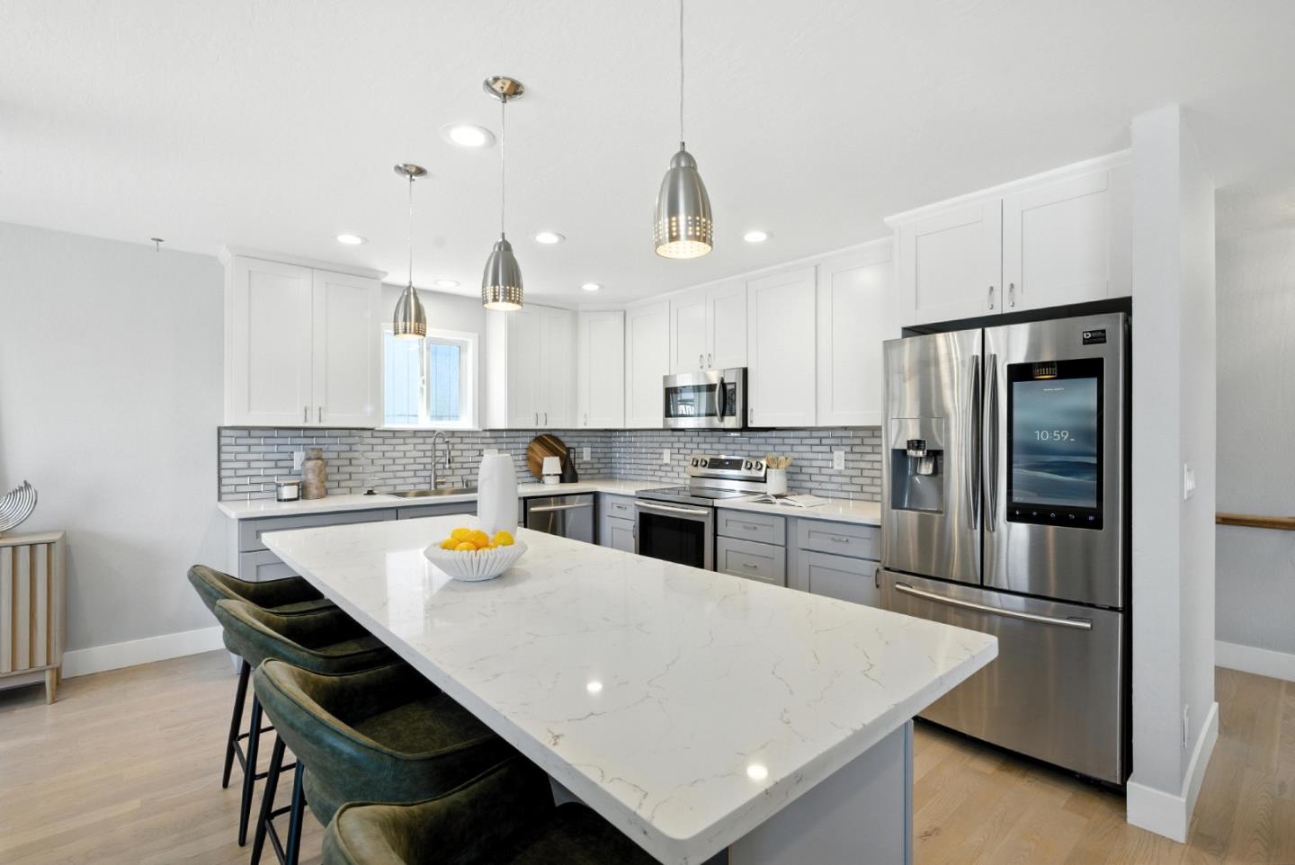 Detail Gallery Image 11 of 61 For 30 Gilroy St, San Francisco,  CA 94124 - 5 Beds | 3 Baths