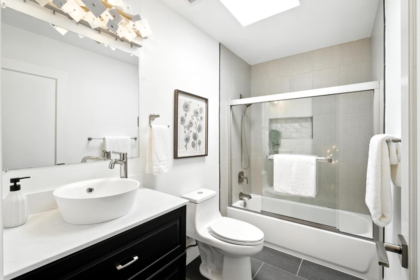 Detail Gallery Image 27 of 61 For 30 Gilroy St, San Francisco,  CA 94124 - 5 Beds | 3 Baths